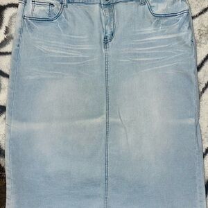 Women’s Straight Leg Jeans in Light Blue Denim - Casual Essential